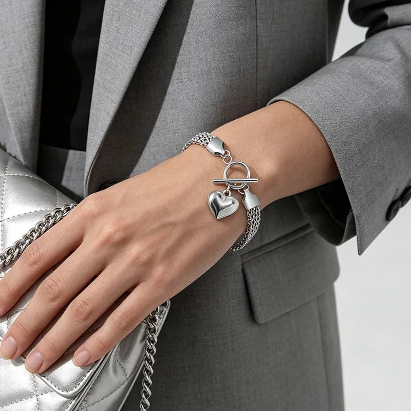 Brățară tip bangle cu brelocuri inimă din oțel inoxidabil