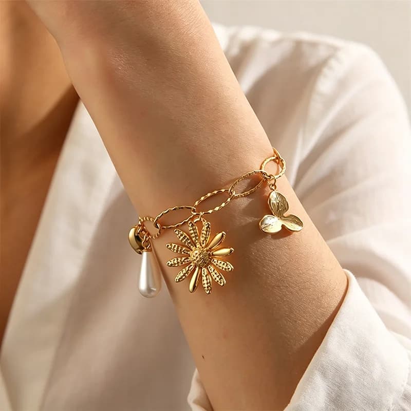 Brățară herringbone cu charm flori și perle, aur 18K
