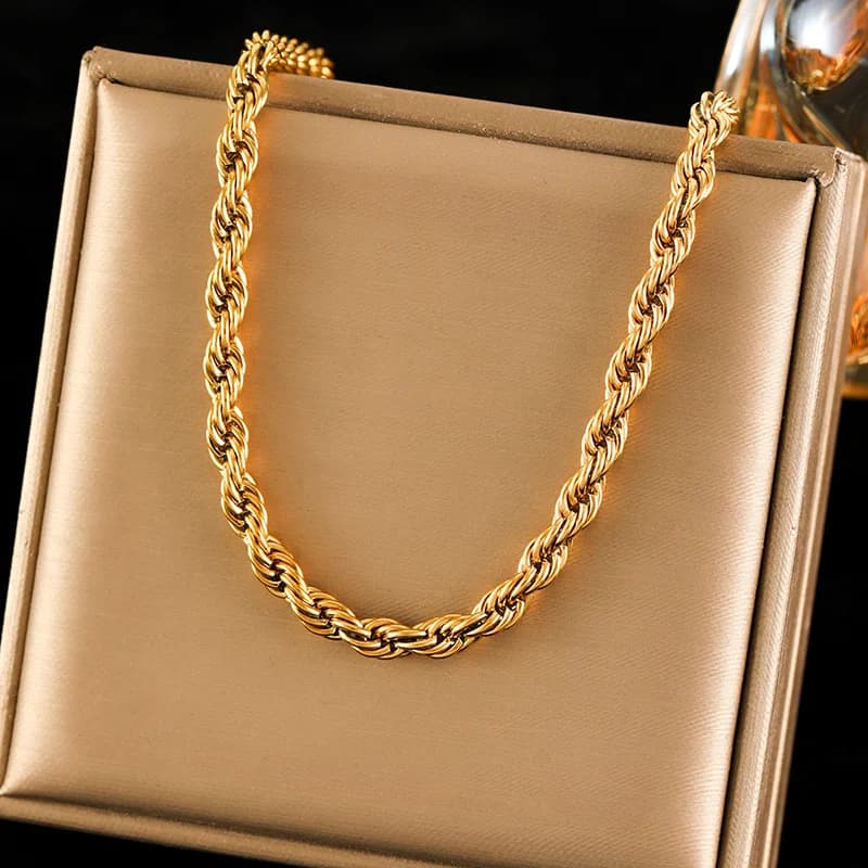 Colier statement cu charm metalic, placat cu aur